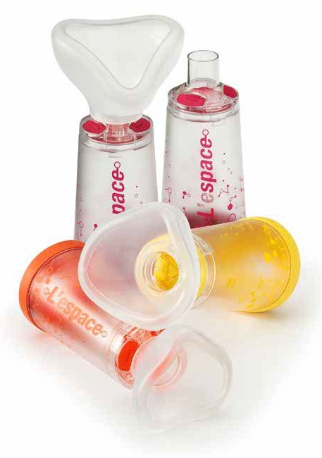 CAMERA DISTANZIATRICE PER EROGATORI SPRAY PREDOSATI L'ESPACE 220 ML PER ADULTI CON BOCCAGLIO VALVOLA INSPIRAZIONE 2 VALVOLE ESPIRAZIONE CODICE COLORE MAGENTA - farmacia187.it